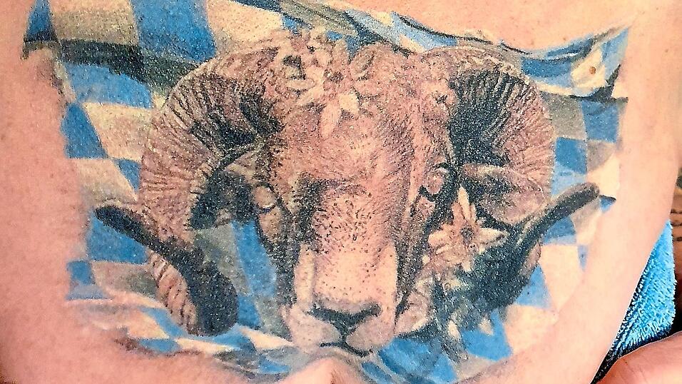 Evi Köglmeier (48) aus Wenzenbach ließ sich einen Widder vor der bayerischen Fahne tätowieren: 'Ich wollte ein individuelles Tattoo, das etwas über mich aussagt. Widder ist mein Sternzeichen und Bayern ist, für mich das schönste Bundesland.' Mittlerweile ist das Tattoo auf ihrem Dekolleté zwei Jahre alt. Evi Köglmeier (48) aus Wenzenbach ließ sich einen Widder vor der bayerischen Fahne tätowieren: 'Ich wollte ein individuelles Tattoo, das etwas über mich aussagt. Widder ist mein Sternzeichen und Bayern ist, für mich das schönste Bundesland.' Mittlerweile ist das Tattoo auf ihrem Dekolleté zwei Jahre alt.