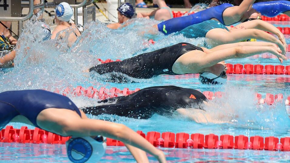 Marie Eisenmann vom TSV Mainburg (Mitte) beim R&uuml;ckstart. Sie lag bei den Niederbayerischen Langbahnmeisterschaften dreimal auf Platz 1.