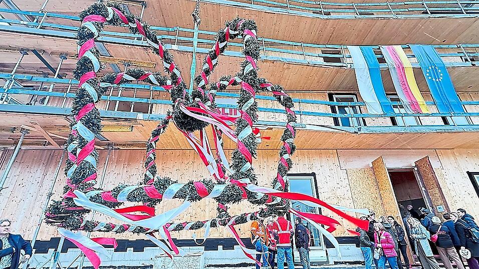 Der Neubau im „Grünen Zentrum“ soll bis Frühjahr 2027 fertiggestellt werden und gilt als Vorzeigeprojekt für nachhaltiges Bauen in Bayern. Der Neubau im „Grünen Zentrum“ soll bis Frühjahr 2027 fertiggestellt werden und gilt als Vorzeigeprojekt für nachhaltiges Bauen in Bayern.