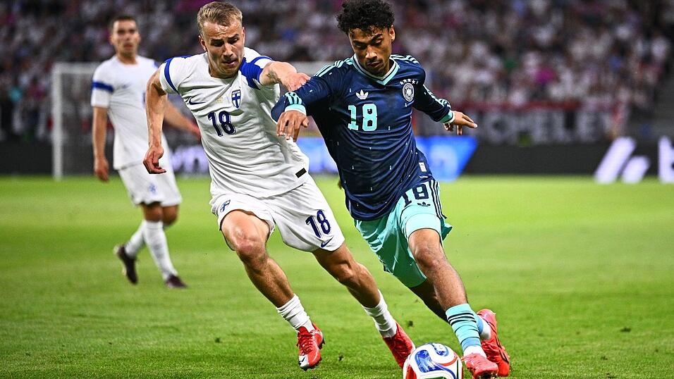 Jung, schnell und umworben: Nathaniel Brown (r) in Aktion beim 4:0 gegen Finnland. (Archivild)