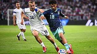 Jung, schnell und umworben: Nathaniel Brown (r) in Aktion beim 4:0 gegen Finnland. (Archivild)