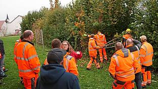 Durch Praxisübungen wurde die Fortbildung der Bauhofmitarbeiter zusätzlich bereichert.