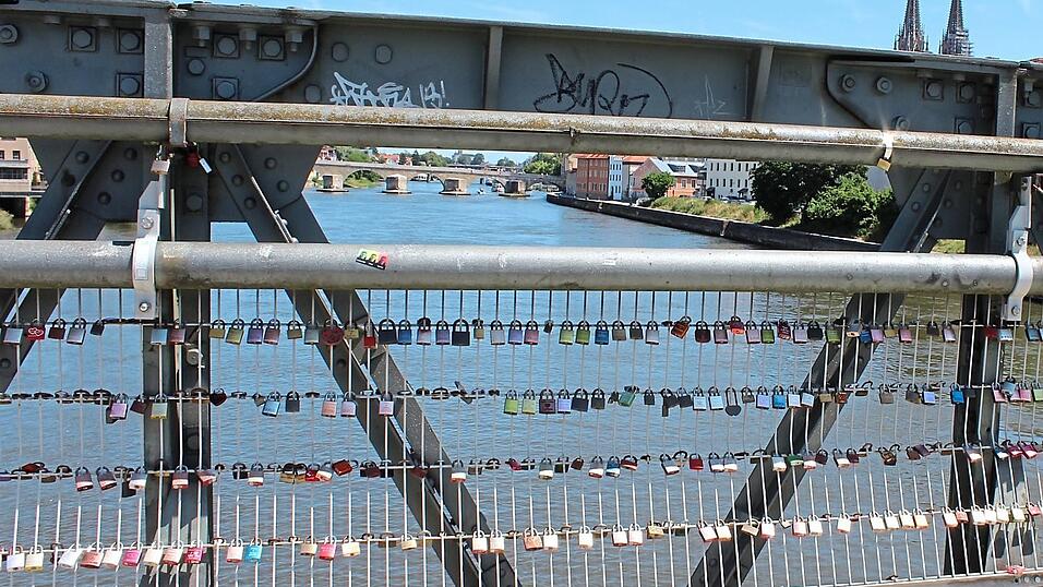 Hunderte Schl&ouml;sser am Gel&auml;nde und damit auch hunderte Schl&uuml;ssel in der Donau darunter.