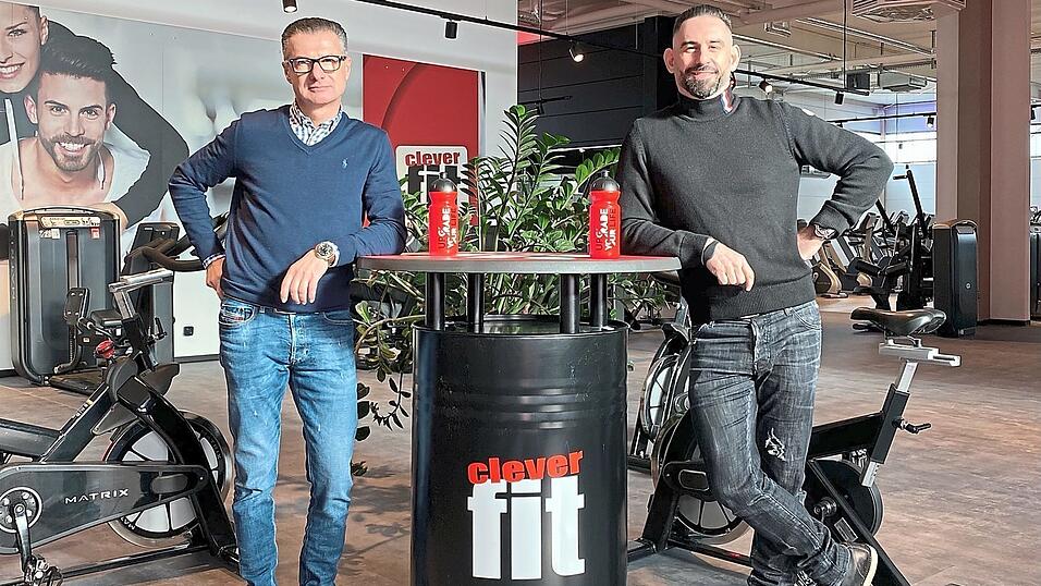 Horst Lippert (links) und Gregor Neumeier haben die Konsequenzen aus Corona- und Energiekrise gezogen und schlie&szlig;en zum Ende des Jahres ihr Premium-Haus im Industriegebiet. Im kommenden Jahr sollen bereits die Arbeiten an einem mehrst&ouml;ckigen Gro&szlig;-Fitnesscenter in der M&uuml;nchnerau beginnen.