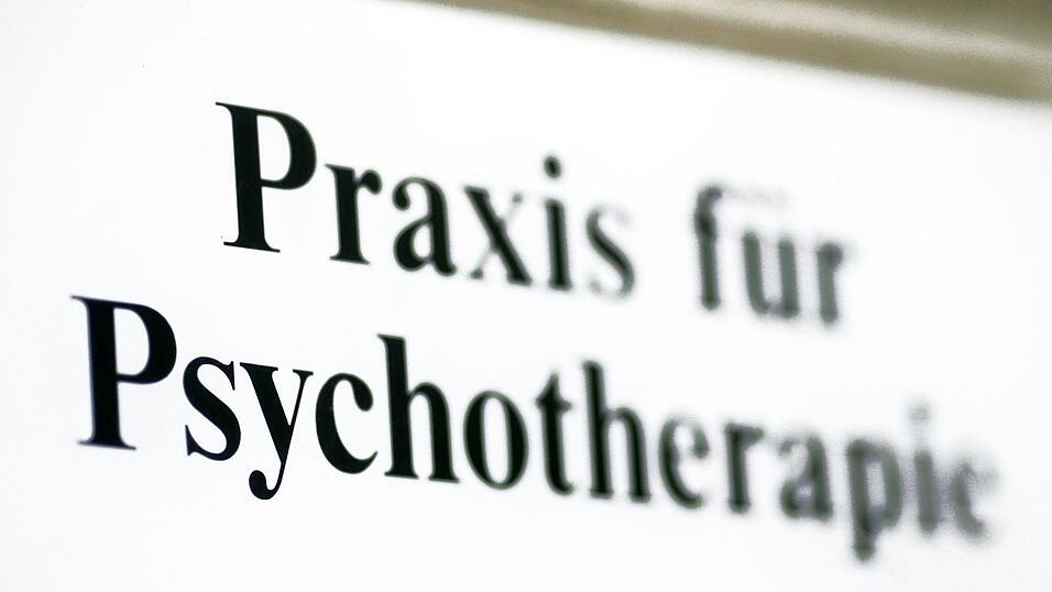 Ein Schild einer Praxis für Psychotherapie in Stendal. Ein Schild einer Praxis für Psychotherapie in Stendal.