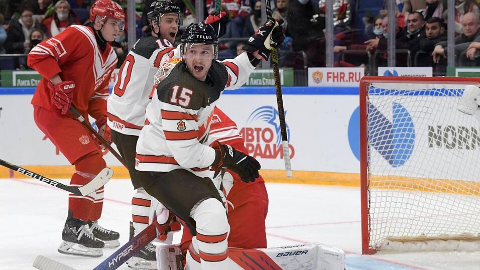 Die ganz große Verstärkung für die Offensive, auf die die Fans der Straubing Tigers schon lange warten, könnte der Kanadier Ryan Spooner (vorn, Szene aus einem Spiel mit Team Canada gegen Russland 2021 in Moskau) sein. Der NHL- und KHL-erfahrene Angreifer spielte schon bei Dinamo Minsk unter Straubings Head Coach Craig Woodcroft.