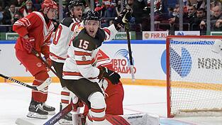 Die ganz große Verstärkung für die Offensive, auf die die Fans der Straubing Tigers schon lange warten, könnte der Kanadier Ryan Spooner (vorn, Szene aus einem Spiel mit Team Canada gegen Russland 2021 in Moskau) sein. Der NHL- und KHL-erfahrene Angreifer spielte schon bei Dinamo Minsk unter Straubings Head Coach Craig Woodcroft.