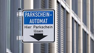 In verschiedenen Städten bringen Betrüger gefälschte QR-Codes an Parkscheinautomaten an, zuletzt zum wiederholten Mal in Augsburg. (Symbolbild)
