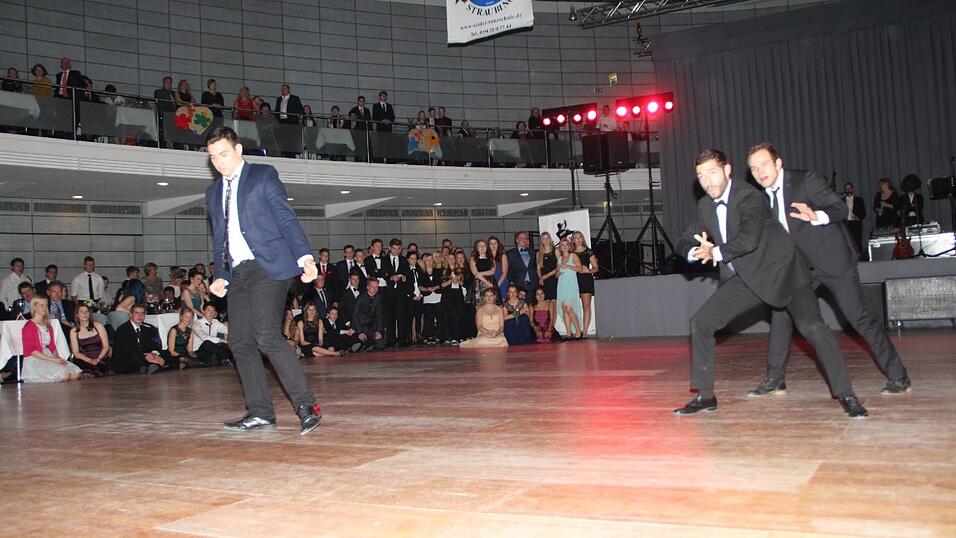 Die Bilder vom Abschlussball der Tanzschule Seidel in der Fraunhofer-Halle am 28. November. Die Bilder vom Abschlussball der Tanzschule Seidel in der Fraunhofer-Halle am 28. November.