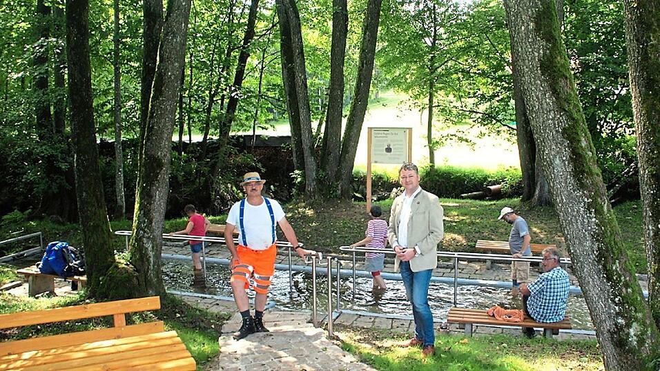 Bauhofleiter Hans Siebenhandl und Bürgermeister Matthias Wallner freuten sich vor der neu sanierten Wassertretanlage in Inderbogen, dass diese bei Gästen und Einheimischen so positiven Zuspruch findet.