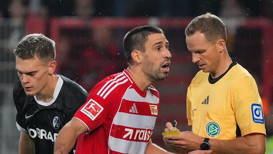 Rani Khedria kann eine Entscheidung von Schiedsrichter Storks nicht verstehen.