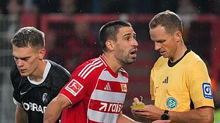 Rani Khedria kann eine Entscheidung von Schiedsrichter Storks nicht verstehen.