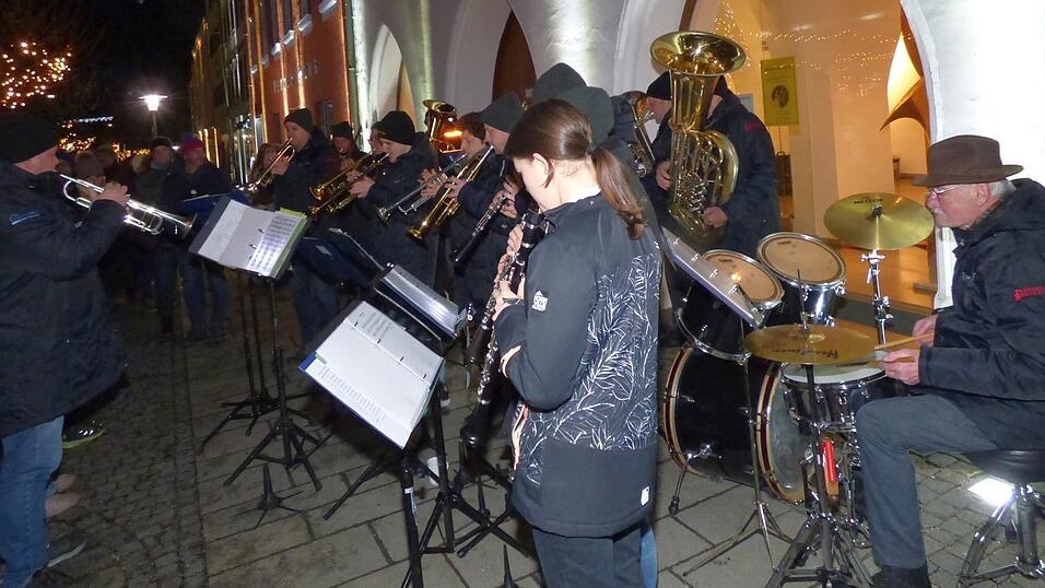 Die Blaskapelle &bdquo;BinaBlech&ldquo; unter der Leitung von Wolfgang Hirschberger (links) spielte am zweiten Aktionsabend f&uuml;r die G&auml;ste.