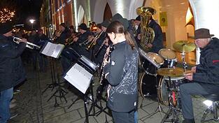 Die Blaskapelle &bdquo;BinaBlech&ldquo; unter der Leitung von Wolfgang Hirschberger (links) spielte am zweiten Aktionsabend f&uuml;r die G&auml;ste.