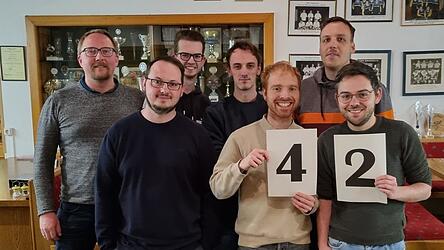 Alexander W&uuml;hr und Michael Laumer mit den Teilnehmern des Januar-Quiz Nico Wiesmann, Mario Liebl, Julian Bichler, Thomas Bichler und Florian Baueregger (v.l.)