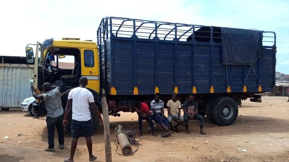 Nun steht dem Waisenhaus im Kongo ein eigener, umgebauter Lastwagen zur Verfügung. Der Vilsbiburger Pfarrvikar Prosper Ngulu-Ngulu organisierte den Umbau. Nun steht dem Waisenhaus im Kongo ein eigener, umgebauter Lastwagen zur Verfügung. Der Vilsbiburger Pfarrvikar Prosper Ngulu-Ngulu organisierte den Umbau.