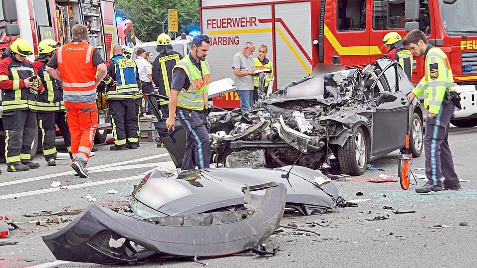 Die Autobahn auf Höhe der Anschlussstelle Neutraubling war am Freitagnachmittag ein einziges Trümmerfeld.