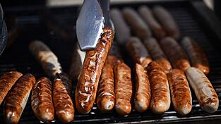 Woher kommt die älteste Bratwurst? Über die Frage wird seit vielen Jahren gestritten. (Archivbild)