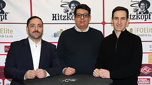 DSC-Prokurist Stefan Liebergesell (Mitte) freut sich, dass auch in der kommenden Saison Sportlicher Leiter Ibo Weißleder (l.) und Headcoach Casey Fratkin bei den Donaustädtern tätig sind.