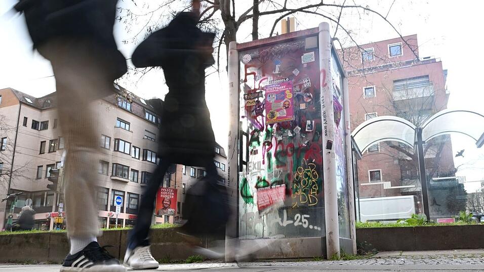 Kein Aush&auml;ngeschild mehr f&uuml;r den Weltkonzern Deutsche Telekom: ein deaktiviertes Telefonh&auml;uschen in Stuttgart.