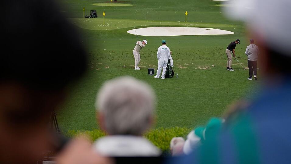 Der Nordirländer Rory McIlroy wärmt sich vor dem Masters-Golfturnier auf. Der Nordirländer Rory McIlroy wärmt sich vor dem Masters-Golfturnier auf.