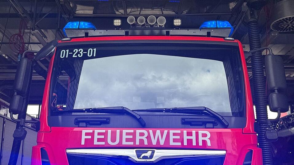 124 Kr&auml;fte der Feuerwehr aus Wallhausen und Umgebung k&auml;mpfen gegen die Flammen im Schloss Wallhausen. (Symbolbild)