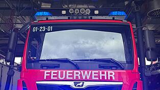124 Kr&auml;fte der Feuerwehr aus Wallhausen und Umgebung k&auml;mpfen gegen die Flammen im Schloss Wallhausen. (Symbolbild)