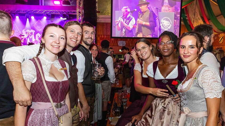 Die Partybilder vom Sonntag, 16. August, aus dem Festzelt Weckmann. Die Partybilder vom Sonntag, 16. August, aus dem Festzelt Weckmann.