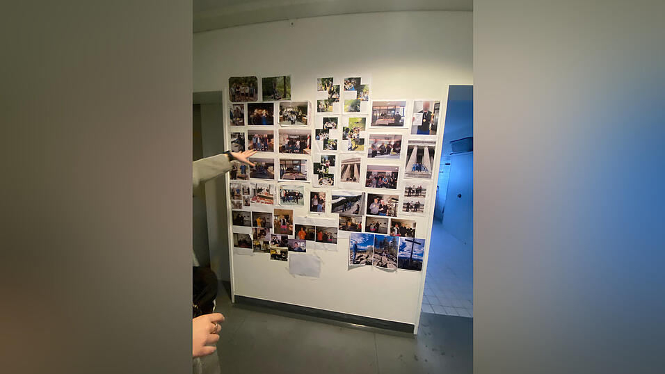 Auf einer Fotowand in der Station E2 haben Pfleger ihre gemeinsamen Erinnerungen mit den Patienten festgehalten. Die Fotos zeigen auch, was Patienten erreichen können, wenn sie bei der Therapie mitmachen. Auf einer Fotowand in der Station E2 haben Pfleger ihre gemeinsamen Erinnerungen mit den Patienten festgehalten. Die Fotos zeigen auch, was Patienten erreichen können, wenn sie bei der Therapie mitmachen.