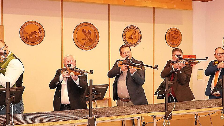Robert Maidl (v. l.), Xaver Hagn, Thomas Lorenz, Johann Lautenschlager und Andreas Freilinger eröffneten die Meisterschaft. Xaver Hagn traf gleich beim ersten Wertungsschuss einen Zehner. Robert Maidl (v. l.), Xaver Hagn, Thomas Lorenz, Johann Lautenschlager und Andreas Freilinger eröffneten die Meisterschaft. Xaver Hagn traf gleich beim ersten Wertungsschuss einen Zehner.