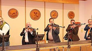 Robert Maidl (v. l.), Xaver Hagn, Thomas Lorenz, Johann Lautenschlager und Andreas Freilinger eröffneten die Meisterschaft. Xaver Hagn traf gleich beim ersten Wertungsschuss einen Zehner. Robert Maidl (v. l.), Xaver Hagn, Thomas Lorenz, Johann Lautenschlager und Andreas Freilinger eröffneten die Meisterschaft. Xaver Hagn traf gleich beim ersten Wertungsschuss einen Zehner.