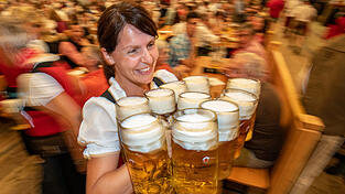 Bier, Zelt, Tracht, Feiern: Das verbindet man mit Volksfesten in Bayern. In der Welt sieht es ein wenig anders aus ...