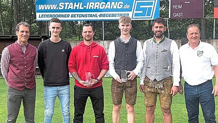 (v.l.) Abteilungsleiter Roland Heigl, Co-Trainer Fabian Zollner, Tobias Honsberg, Maximilian Kastl, Trainer Christian Groitl und Abteilungsleiter Alois Kreis