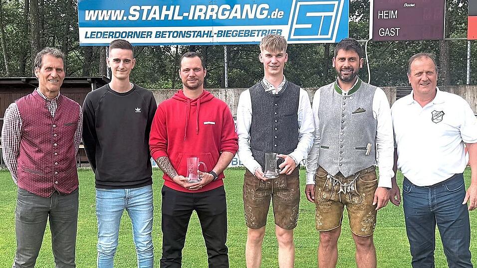 (v.l.) Abteilungsleiter Roland Heigl, Co-Trainer Fabian Zollner, Tobias Honsberg, Maximilian Kastl, Trainer Christian Groitl und Abteilungsleiter Alois Kreis (v.l.) Abteilungsleiter Roland Heigl, Co-Trainer Fabian Zollner, Tobias Honsberg, Maximilian Kastl, Trainer Christian Groitl und Abteilungsleiter Alois Kreis