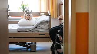 Der Pflegeversicherung droht ein Milliardendefizit - deshalb arbeitet CDU-Gesundheitsministerin Warken an einer Reform. Ein möglicher Baustein wird jetzt diskutiert. Der Pflegeversicherung droht ein Milliardendefizit - deshalb arbeitet CDU-Gesundheitsministerin Warken an einer Reform. Ein möglicher Baustein wird jetzt diskutiert.
