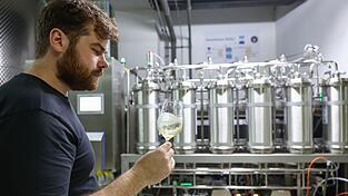Kilian Scheuring tastet sich an alkoholfreien Wein heran. (Archivbild) Kilian Scheuring tastet sich an alkoholfreien Wein heran. (Archivbild)