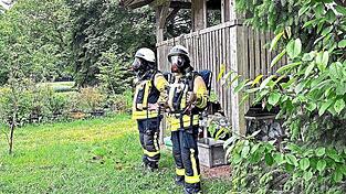 Um wie hier bei einem Einsatz Atemschutzgeräte tragen zu dürfen, müssen Feuerwehrler eine Ausbildung absolvieren. Die dafür im Landkreis vorgesehene Übungsstrecke wird aber wohl länger nicht nutzbar sein.