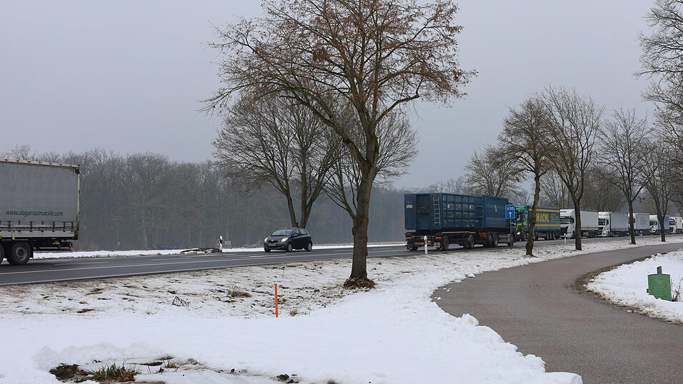 Am Morgen staute sich der Verkehr auf der nahen Bundesstra&szlig;e 8.