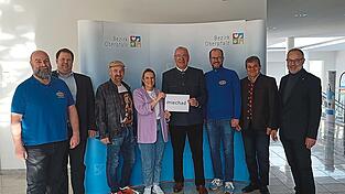 Vertreter von Radio Ramasuri, Mitglieder der Jury und Bezirkstagspräsident Franz Löffler (Vierter von rechts) präsentierten das Oberpfälzer Wort des Jahres: 'miechad'.