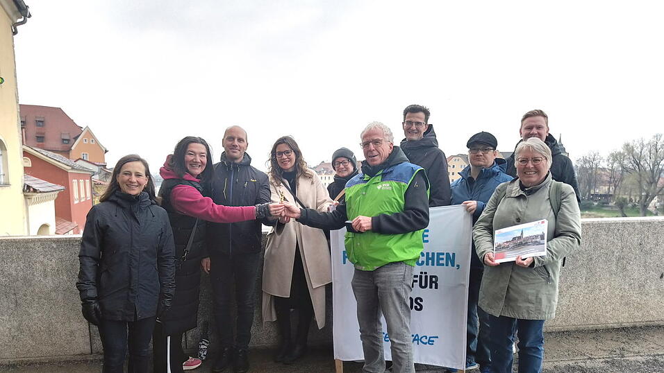 Übergabe des Goldenen Bruckmandls von Wolfgang Bogie (Fünfter von rechts) an Leiterin Tanja Flemming (Zweite von links). Übergabe des Goldenen Bruckmandls von Wolfgang Bogie (Fünfter von rechts) an Leiterin Tanja Flemming (Zweite von links).