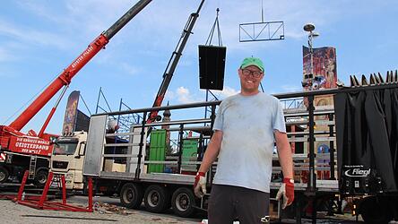 Betreiber Maximilian M&uuml;ller freut sich &bdquo;volle Pulle&ldquo;, erstmals mit dem &bdquo;Geisterpalast&ldquo; auf dem G&auml;ubodenvolksfest zu sein.
