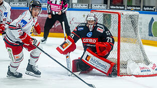 Trevor Gooch (links) kn&uuml;pfte in Memmingen an seine starke Leistung vom Freitag an, belohnte sich mit zwei 'Buden' und feierte diesmal auch den Dreier mit seinen EVL-Teamkollegen.