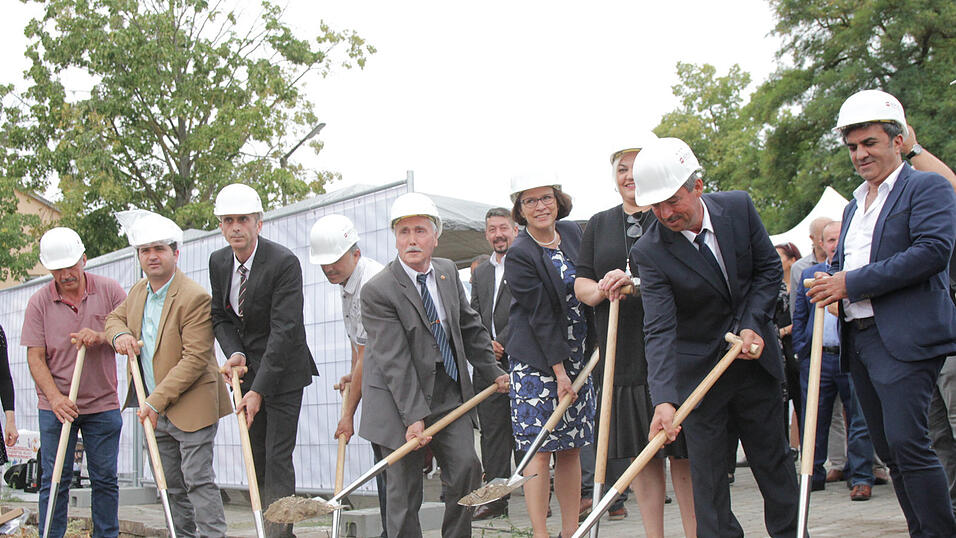 Mit dem feierlichen ersten Spatenstich beginnen nun die Bauarbeiten f&uuml;r die DITIB-Moschee in Regensburg.