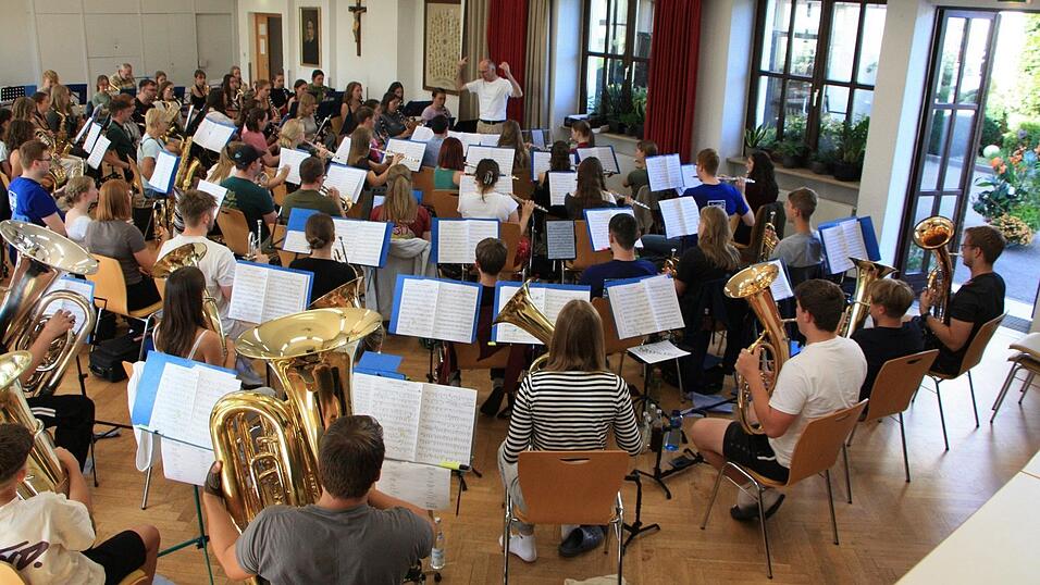 Im Saal des Kolpinghauses proben die Musiker bis Samstag unter der Leitung von Anton Lautenschlager. Im Saal des Kolpinghauses proben die Musiker bis Samstag unter der Leitung von Anton Lautenschlager.