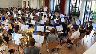 Im Saal des Kolpinghauses proben die Musiker bis Samstag unter der Leitung von Anton Lautenschlager.