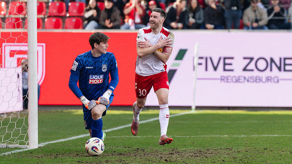 Ulm-Keeper Max Schmitt (l.) geschlagen: Jahn-Kapit&auml;n Christian K&uuml;hlwetter bejubelt die fr&uuml;he Regensburger F&uuml;hrung, die jedoch nicht zum Heimsieg reicht.