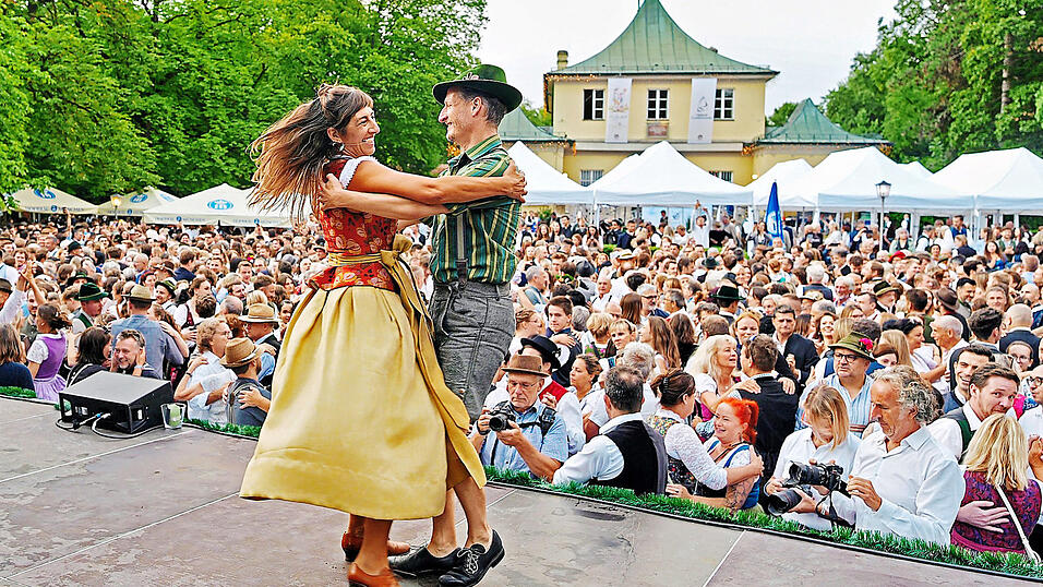 Katharina Mayer und Magnus Kaindl zeigen als Tanzmeister von der Bühne herab die Tanzschritte. Katharina Mayer und Magnus Kaindl zeigen als Tanzmeister von der Bühne herab die Tanzschritte.