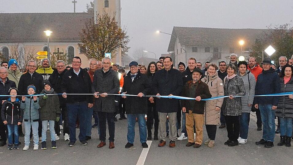 Mit dem Durchtrennen des blau-weißen Bandes wurde die DGF 8 offiziell freigegeben.
