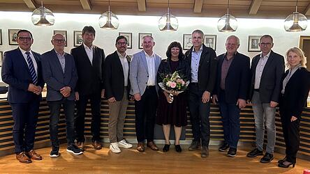 Verabschiedung der Marktr&auml;te, die im neuen Gremium nicht mehr vertreten sein werden: Der Dank von B&uuml;rgermeister Christoph Brunner (l.) und gesch&auml;ftsleitender Beamtin Rosi Ziegan (r.) galt (v.2.v.l.) Konrad Stadler, Alfred Maier, Christian Schwarz, Hans Bauer, Maria Bellmann, Johannes Gerwallner, Hans Schmied und G&uuml;nther Deingruber.