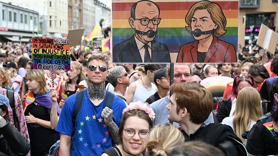 Beim Christopher Street Day (CDS) in Berlin trugen einige Teilnehmer satirische Plakate, auf denen Bundeskanzler Friedrich Merz (CDU) und Bundestagspr&auml;sidentin Julia Kl&ouml;ckner (CDU) zu sehen waren. (Archivfoto)